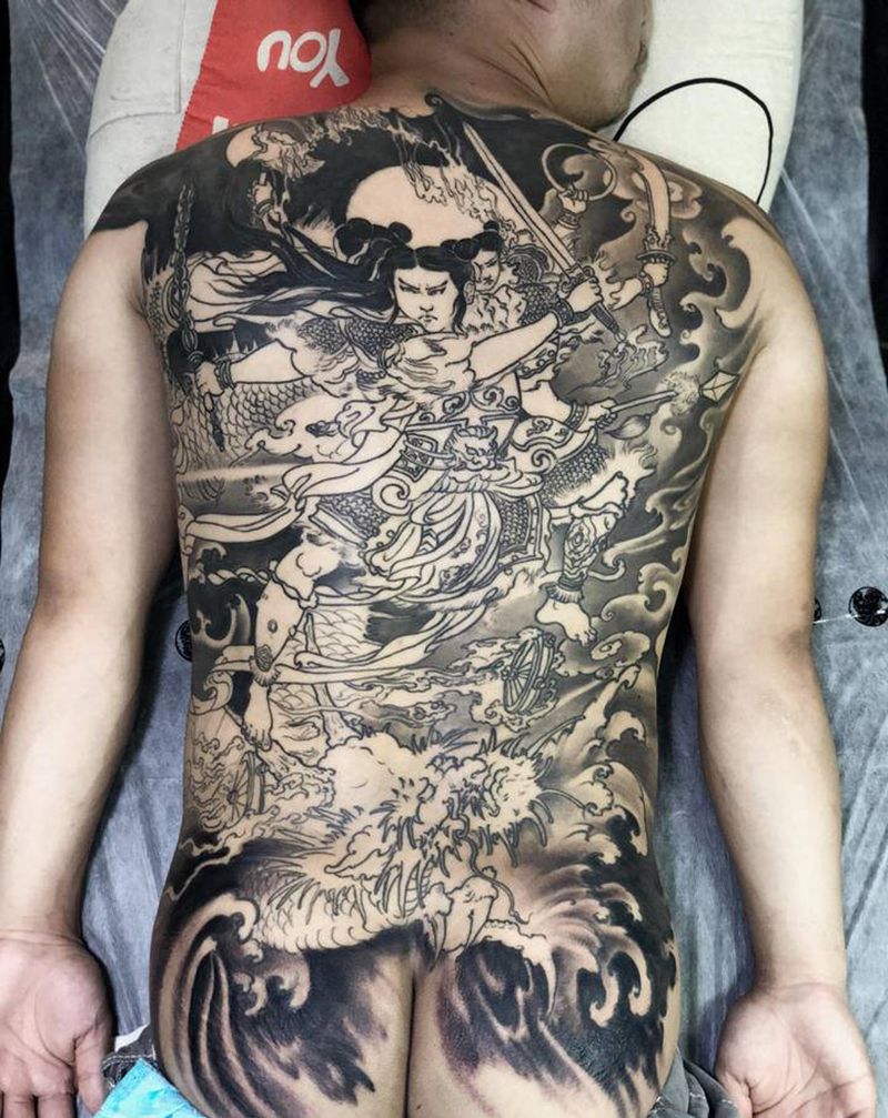 满背哪吒纹身图片_背部臀部新传统纹身图案