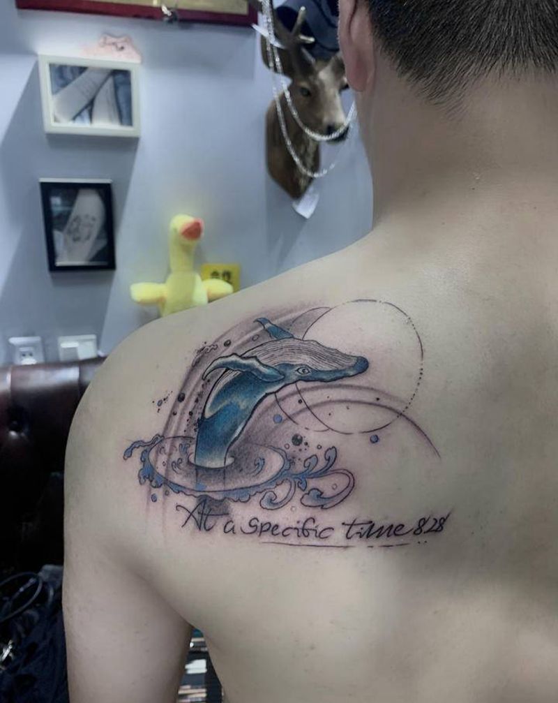 鲸纹身图片_肩部水墨鲸纹身图案