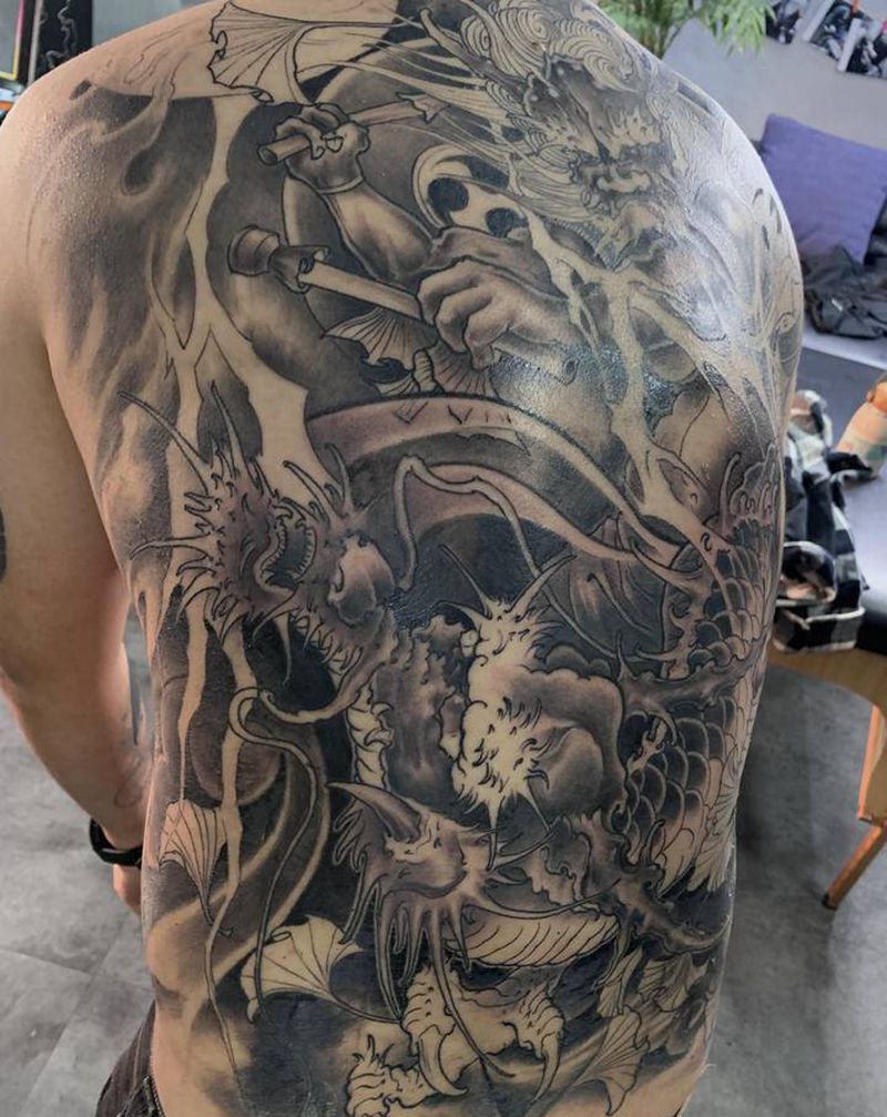 满背雷神纹身图片_背部新传统纹身图案