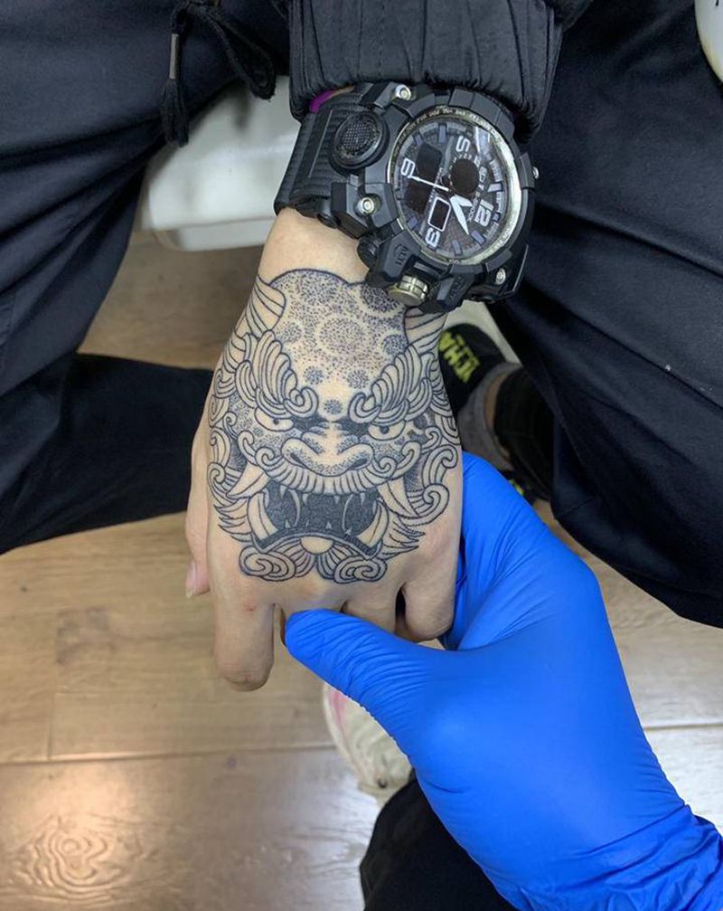 唐狮纹身图片_手部纹身图案