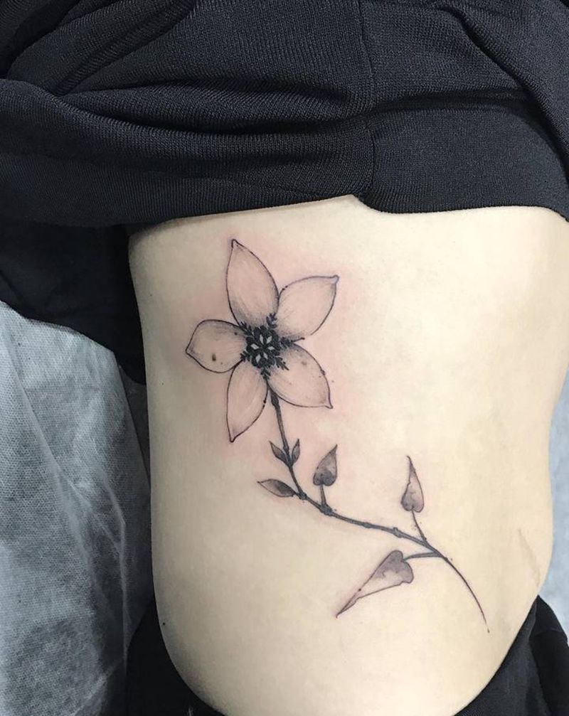 黑色简约小花纹身纹身图片_腰部纹身图案