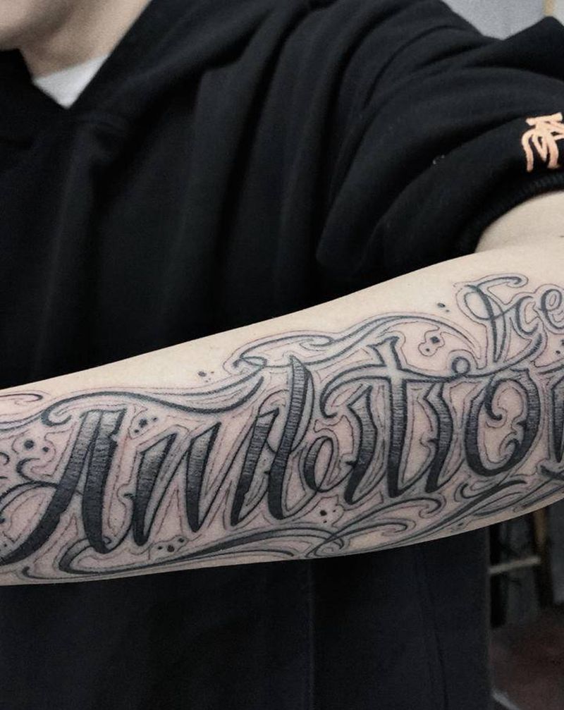 花体英文纹身图片_手部奇卡诺花体英文纹身图案