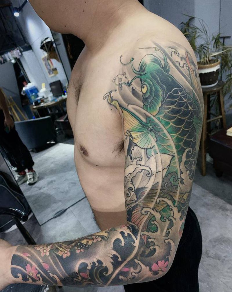 花臂纹身图片_手部鲤鱼招财猫纹身图案