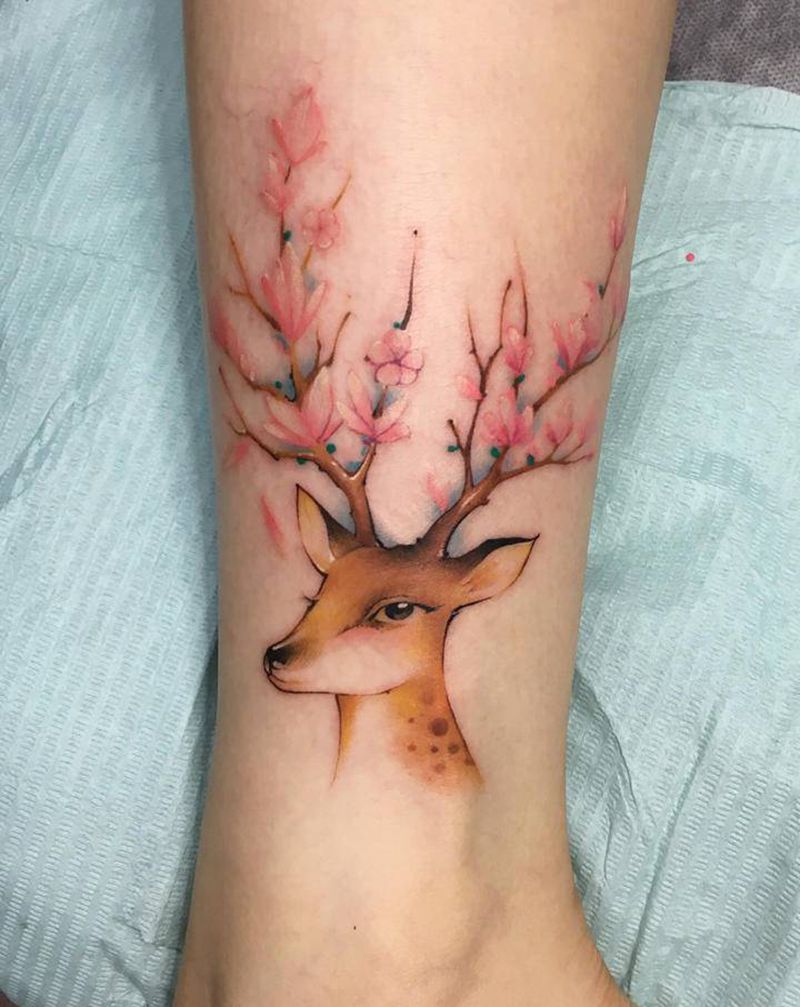 梅花小鹿纹身图片_脚部水彩纹身图案