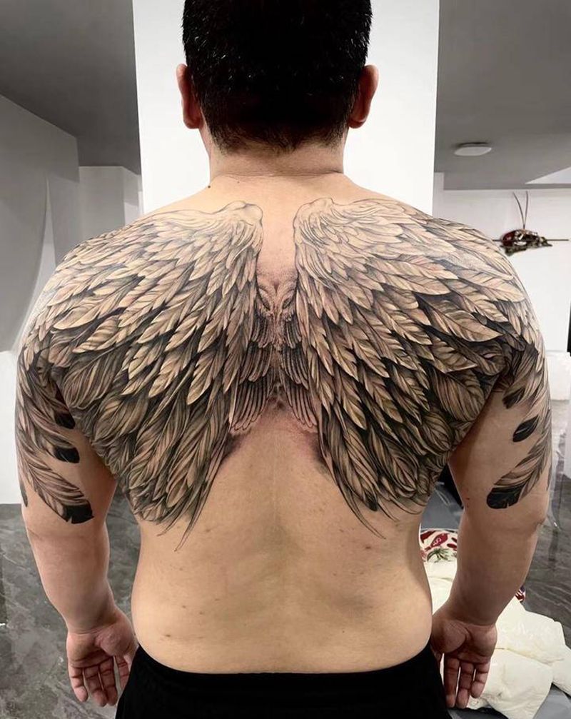 翅膀纹身图片_背部欧美写实鸟纹身图案