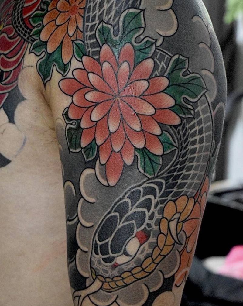 菊花蛇纹身图片_手臂老传统纹身图案