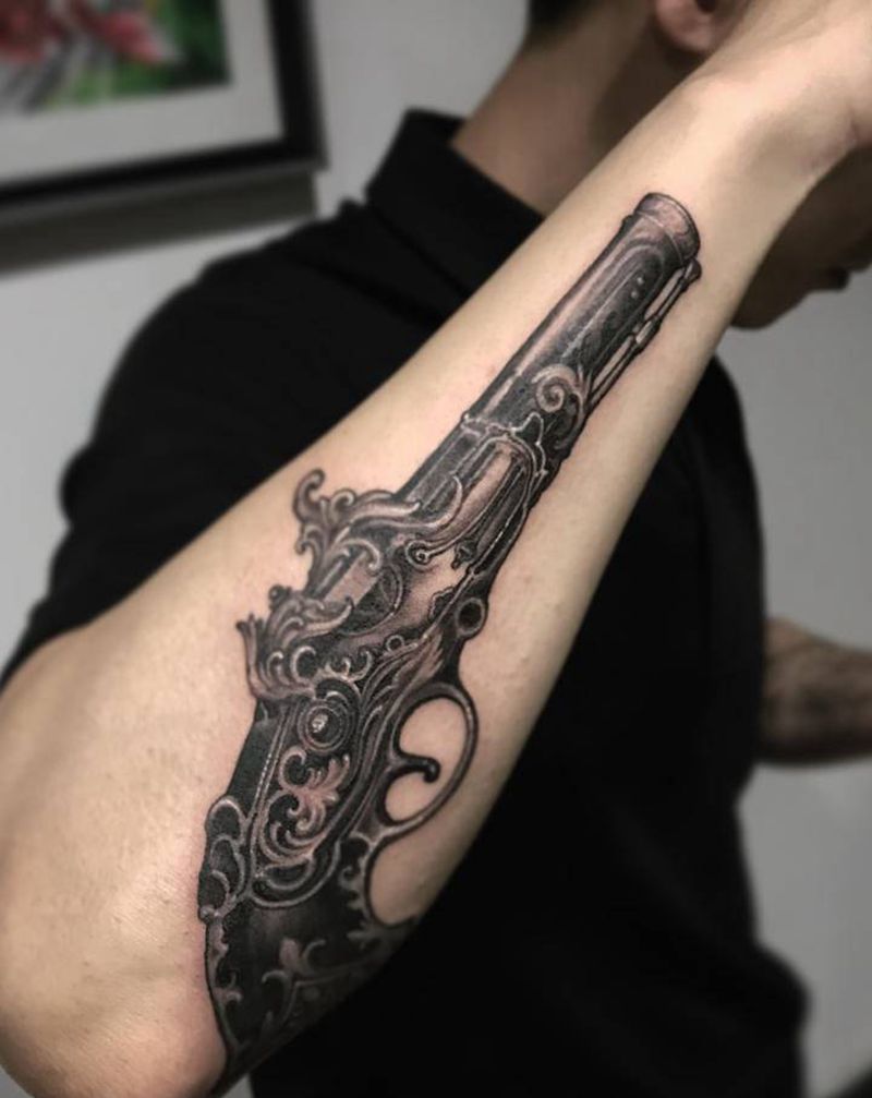燧发枪纹身图片_手臂欧美写实纹身图案