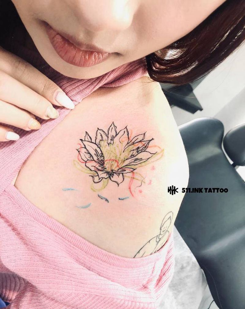 水彩花纹身图片_肩部水彩花纹身图案