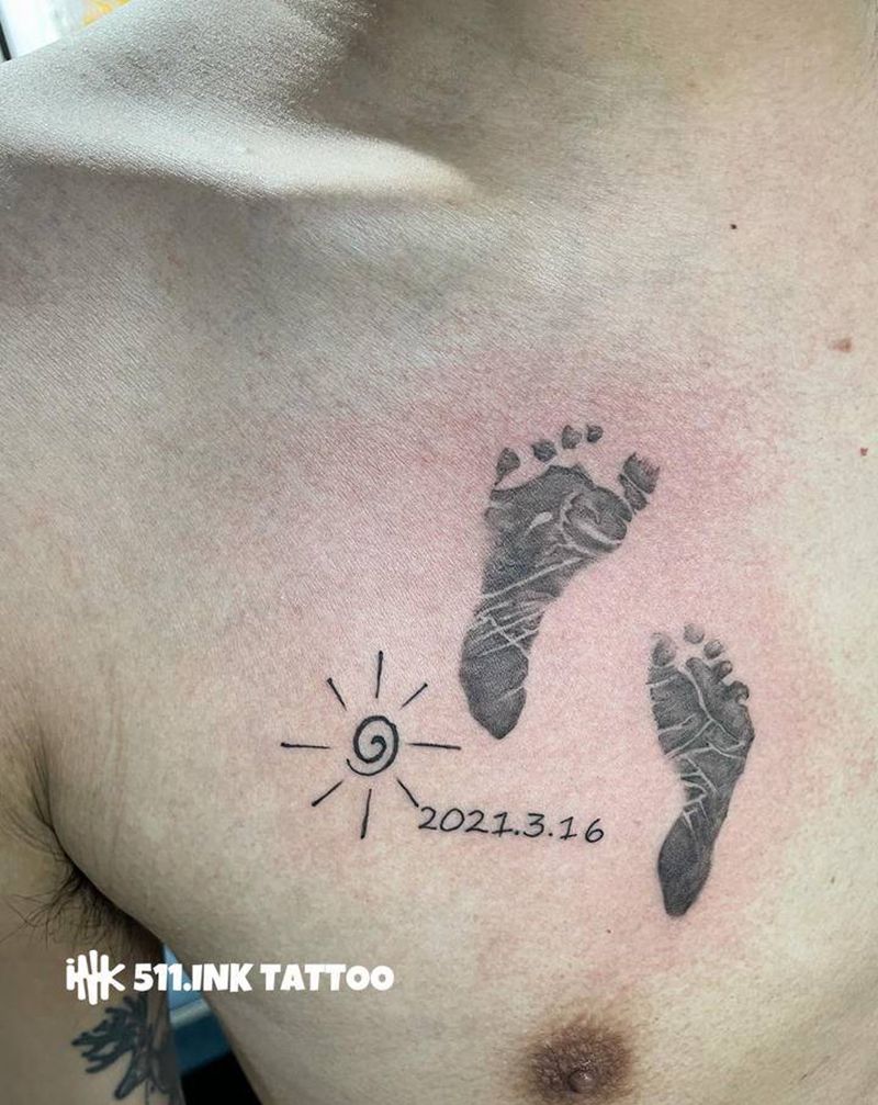 脚印纹身图片_胸部欧美写实脚印日期纹身图案