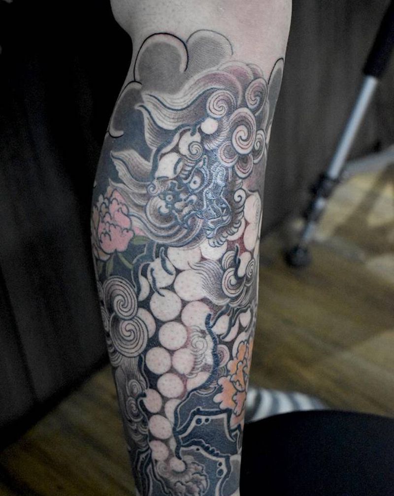 唐狮纹身图片_腿部纹身图案