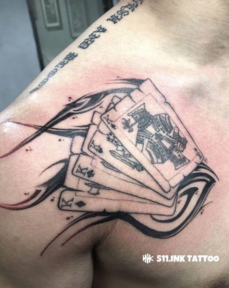扑克牌纹身图片_肩部欧美写实扑克牌火苗纹身图案