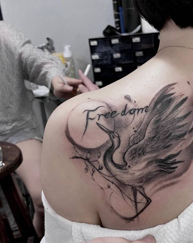 仙鹤纹身图片_肩部水墨仙鹤纹身图案