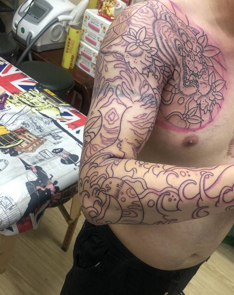 花臂半胛老虎未完纹身图片_手臂老传统纹身图案