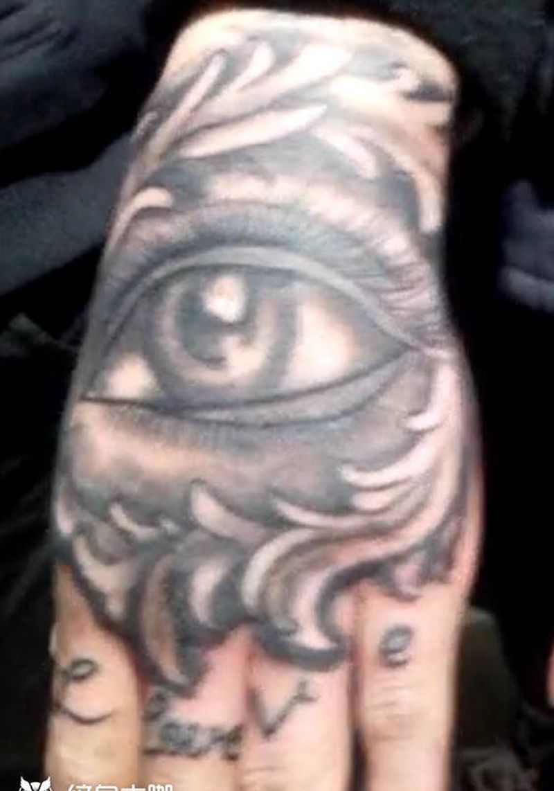 花手背纹身图片_手部新传统纹身图案