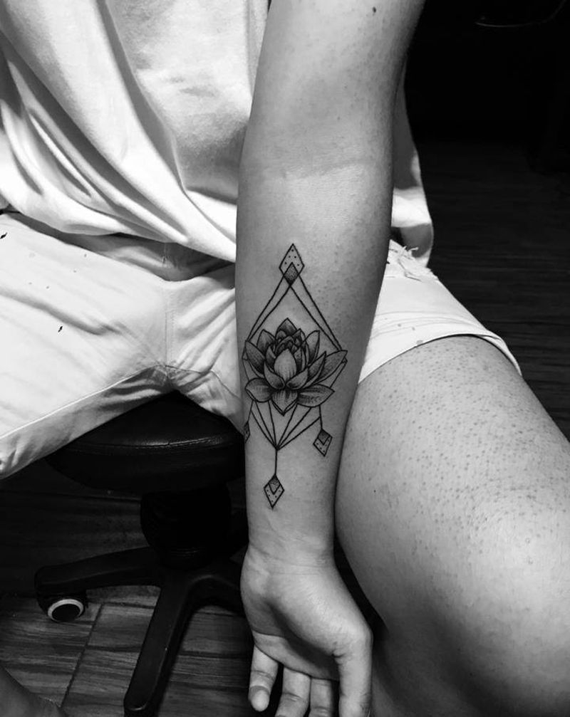 点刺纹身图片_手臂纹身图案