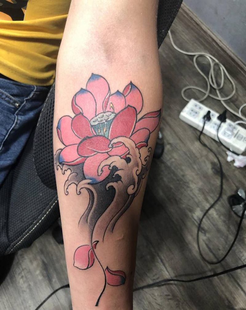 荷花纹身图片_手臂新传统纹身图案