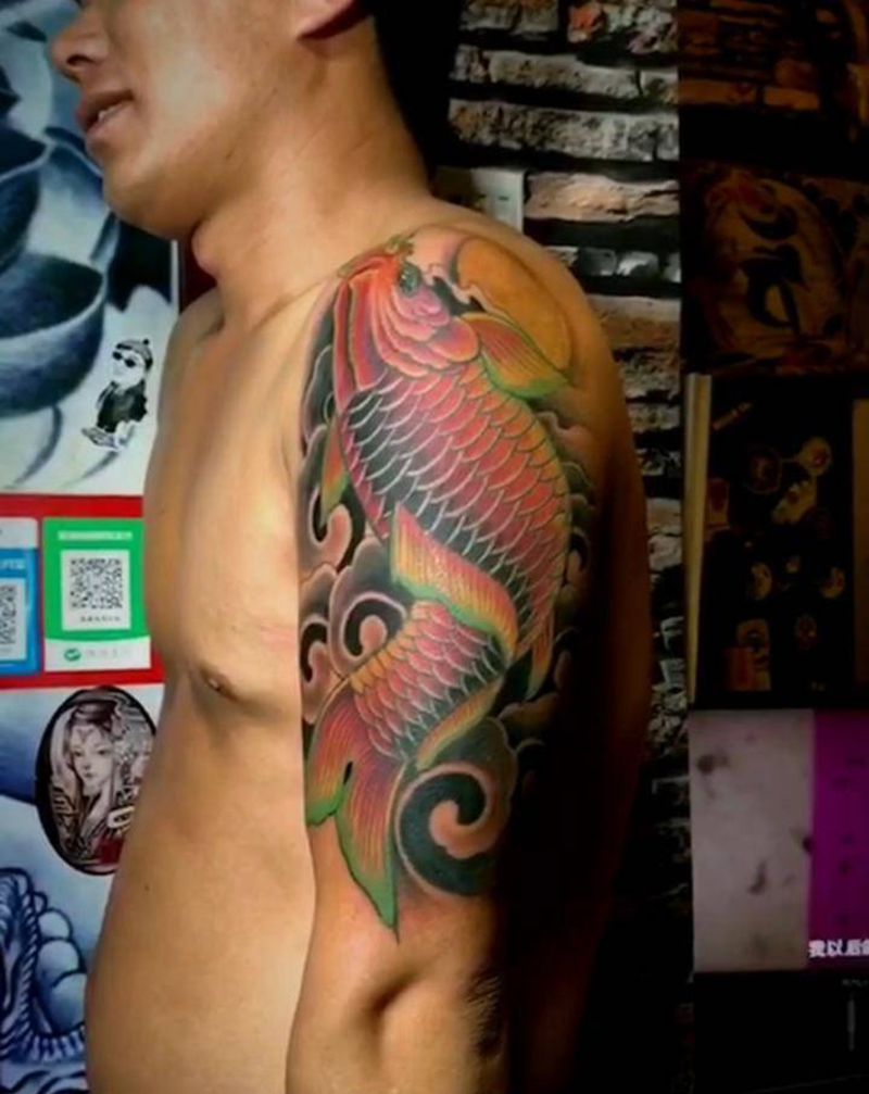 鲤鱼纹身图片_手臂纹身图案