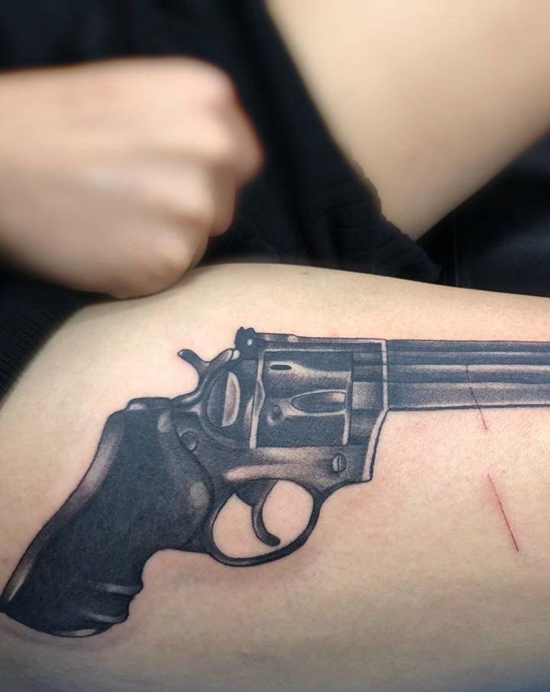 黑灰手枪纹身图片_欧美写实纹身图案
