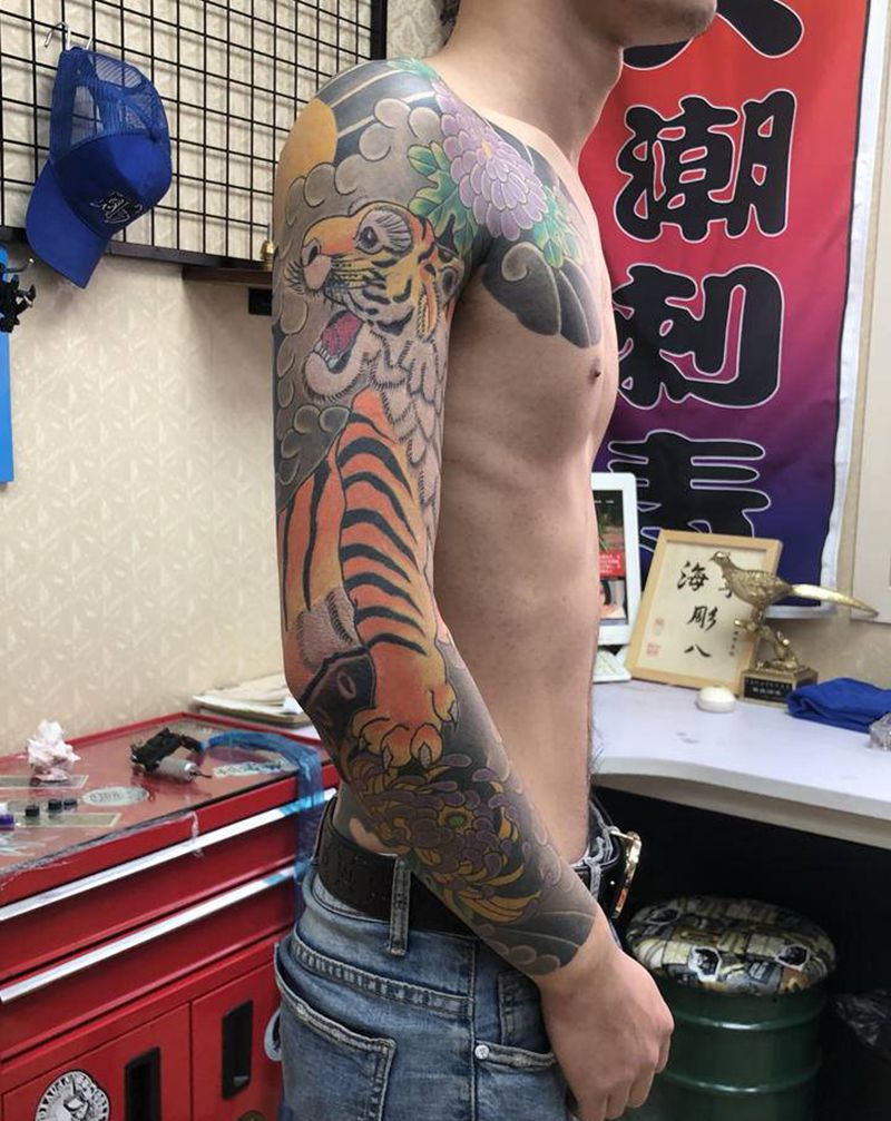 花臂半胛老虎纹身图片_手臂老传统纹身图案