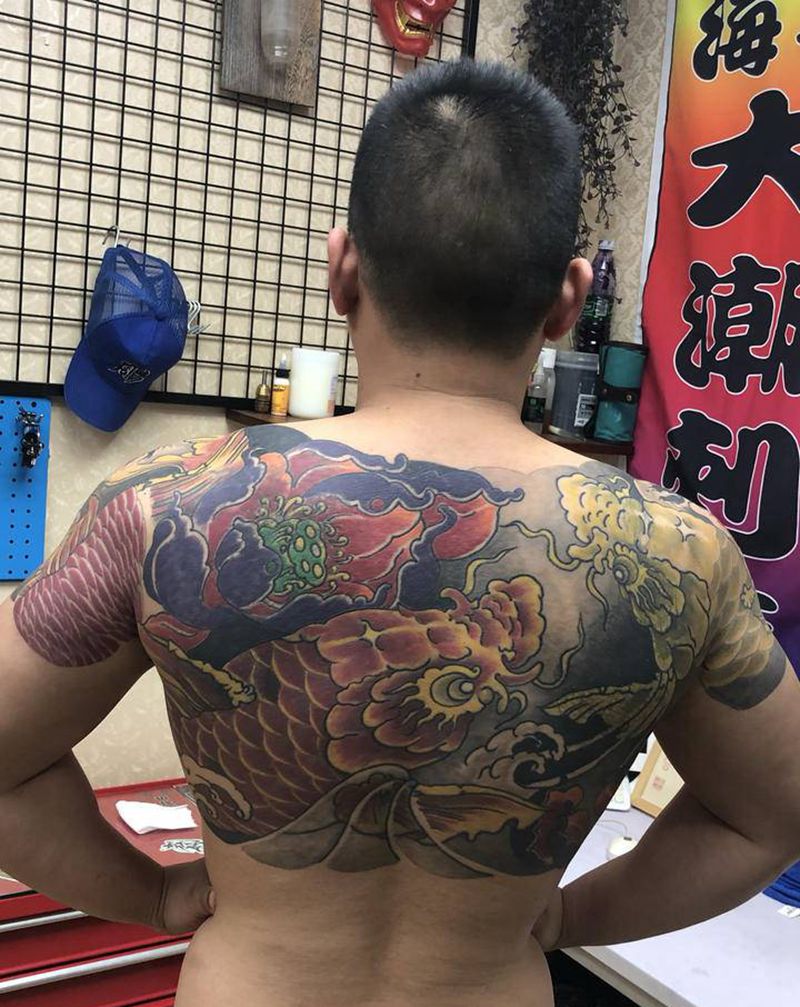 半背鲤鱼纹身图片_背部新传统纹身图案
