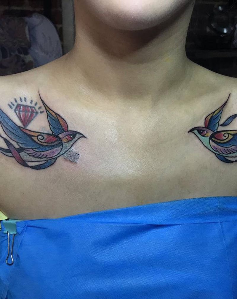 双飞燕遮盖纹身图片_胸部Old School纹身图案