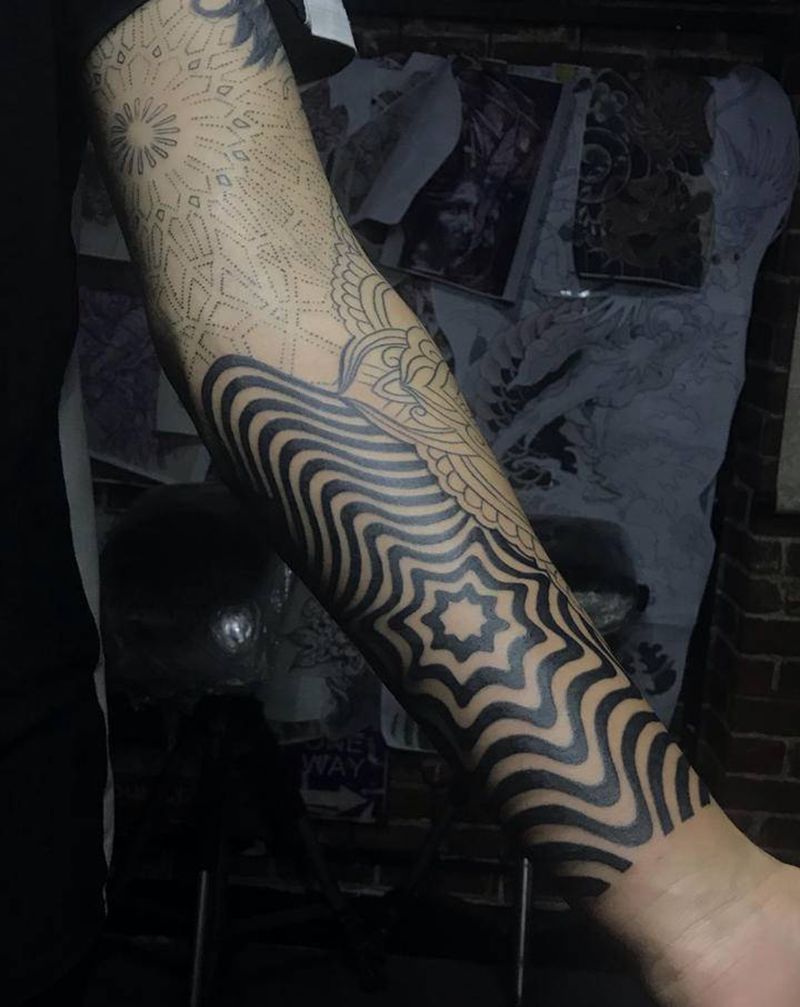 花臂纹身图片_手臂点刺几何纹身图案