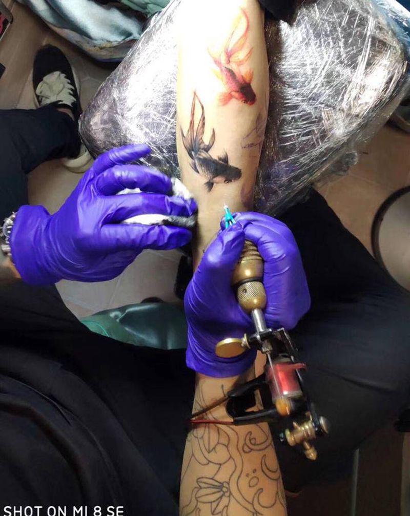 金鱼纹身图片_手臂纹身图案