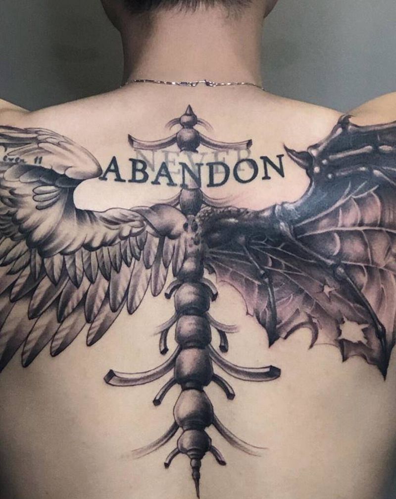 手绘翅膀纹身图片_背部纹身图案
