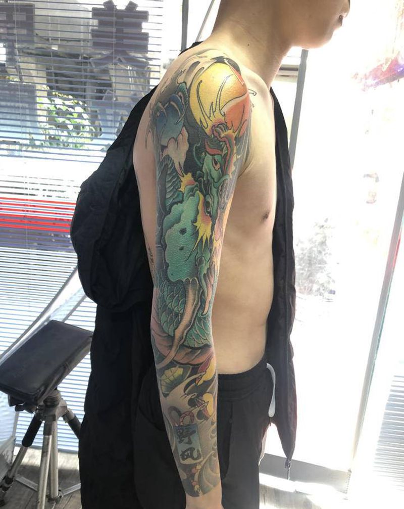 龙 荷花纹身图片_手臂新传统纹身图案