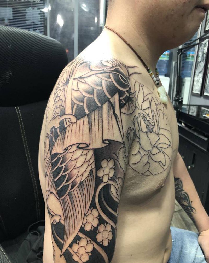 半甲 鱼 荷花纹身图片_手臂胸部新传统纹身图案