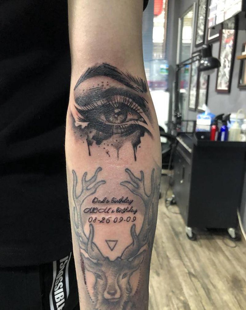 黑灰眼睛纹身图片_手臂欧美写实纹身图案