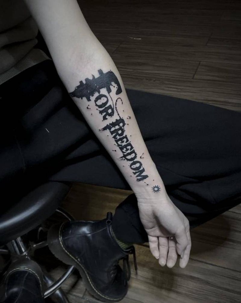 遮盖作品英文向往自由纹身图片_手臂纹身图案