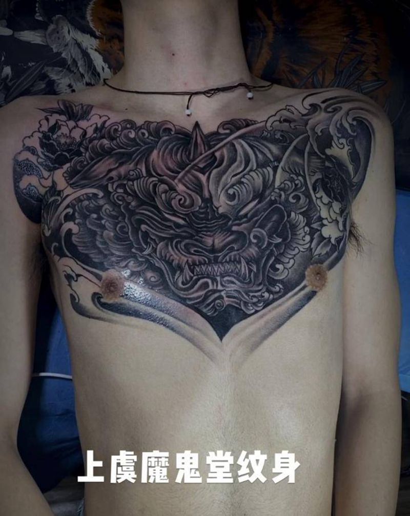 唐狮纹身图片_胸部纹身图案