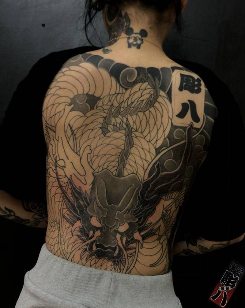 龙纹身图片_背部老传统纹身图案