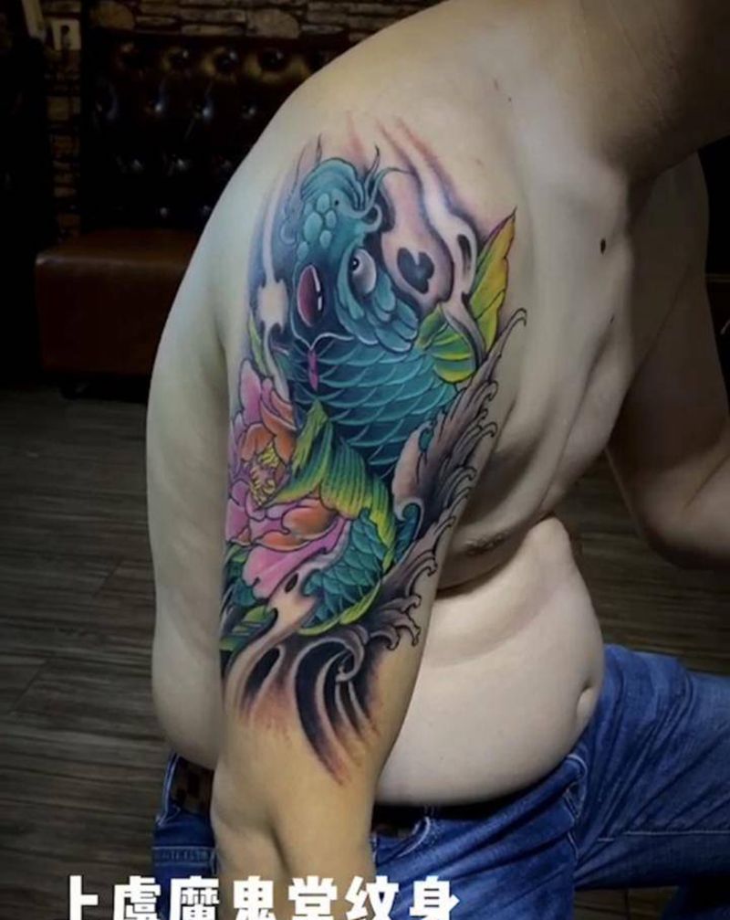 大臂鲤鱼纹身图片_手臂新传统纹身图案