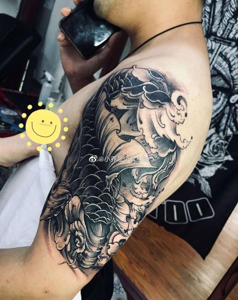 鱼遮盖纹身图片_手臂新传统纹身图案