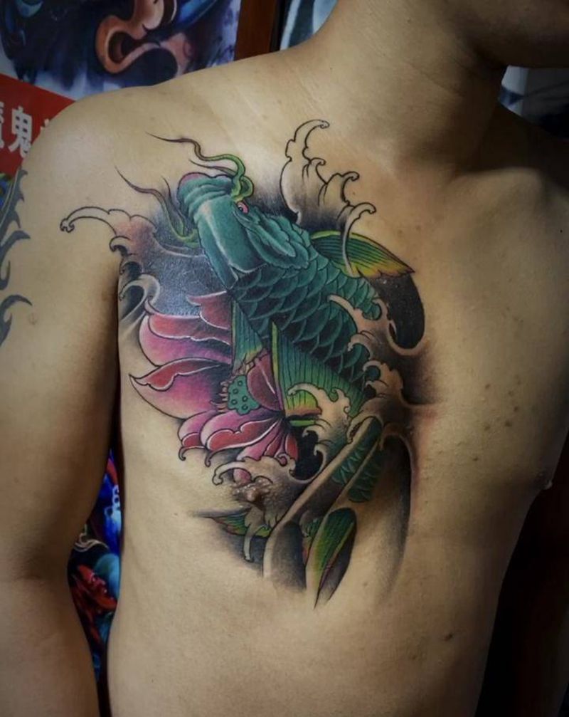鲤鱼遮盖纹身图片_胸部纹身图案