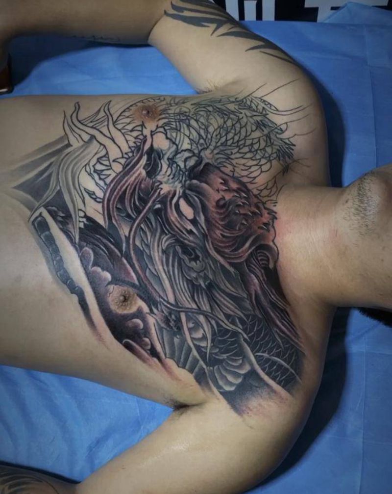 龙纹身图片_胸部纹身图案