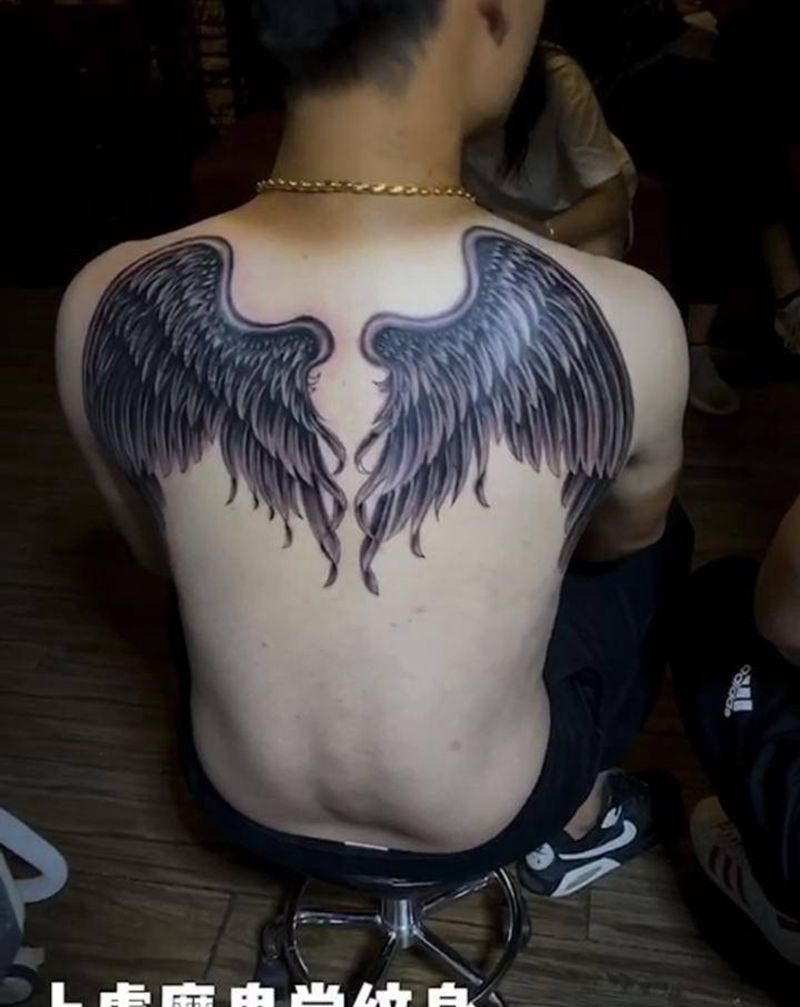 翅膀遮盖作品纹身图片_背部纹身图案