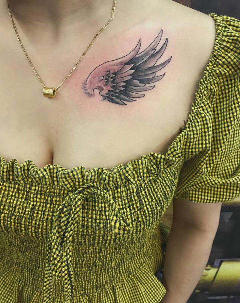 翅膀纹身图片_胸部纹身图案