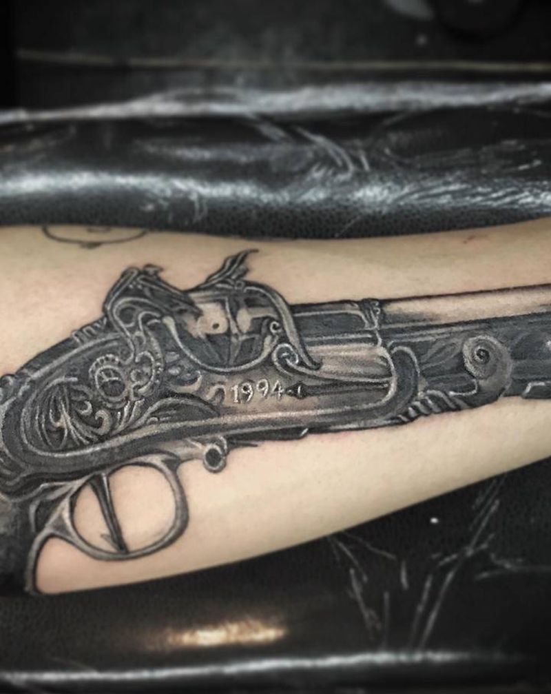 枪纹身图片_手臂欧美写实纹身图案