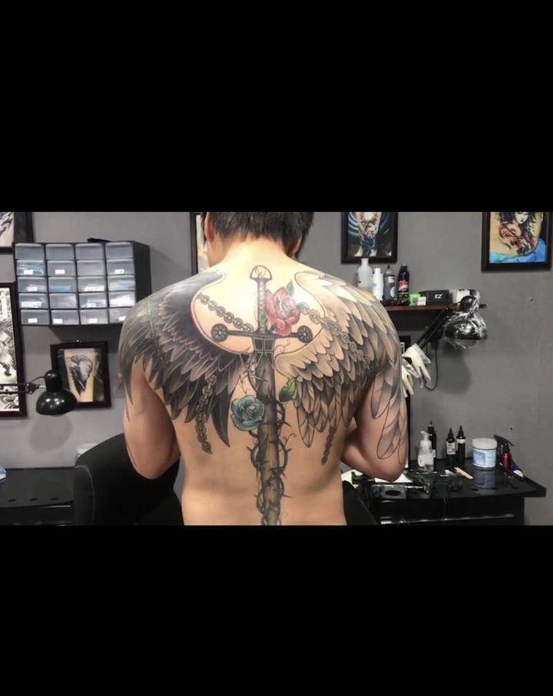 翅膀纹身图片_背部欧美写实纹身图案