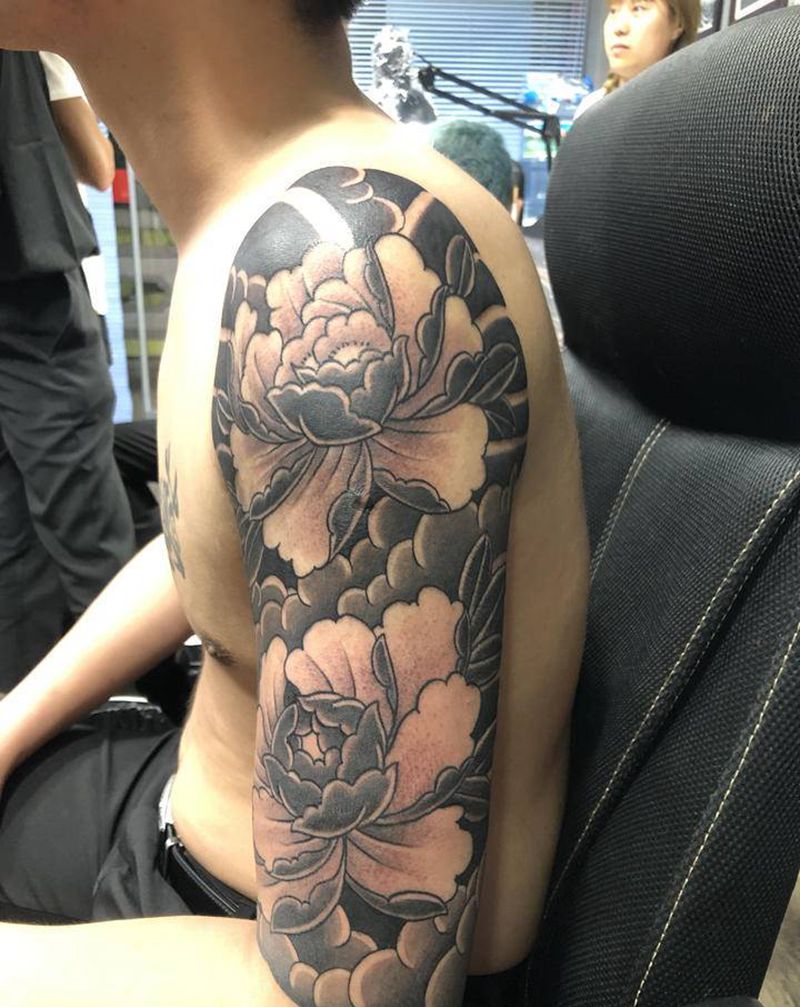 老传统牡丹纹身图片_手臂老传统纹身图案