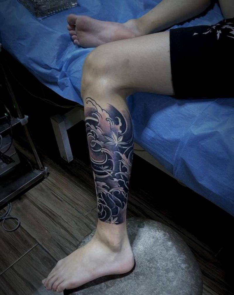 水浪纹身图片_腿部新传统纹身图案