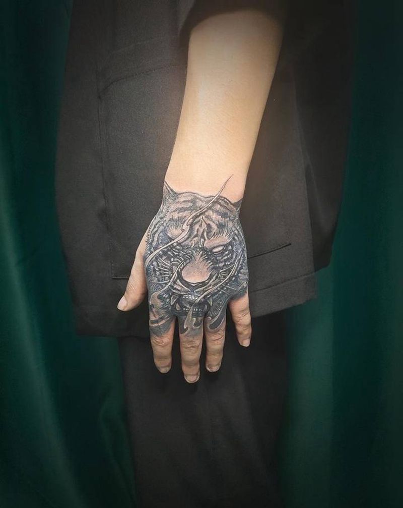 虎纹身图片_手部新传统纹身图案