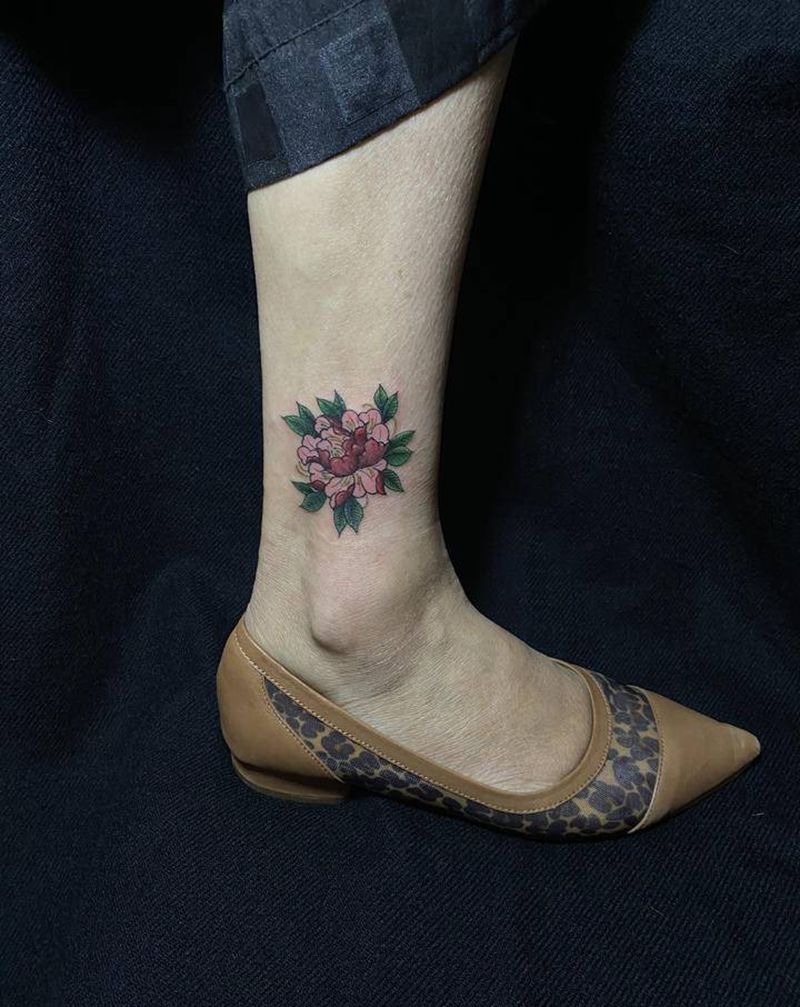 牡丹纹身图片_腿部新传统纹身图案