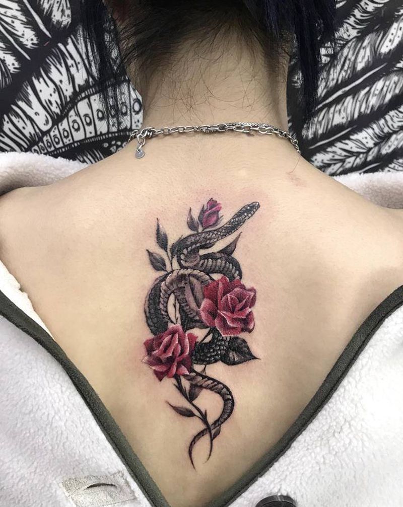 蛇纹身图片_背部纹身图案