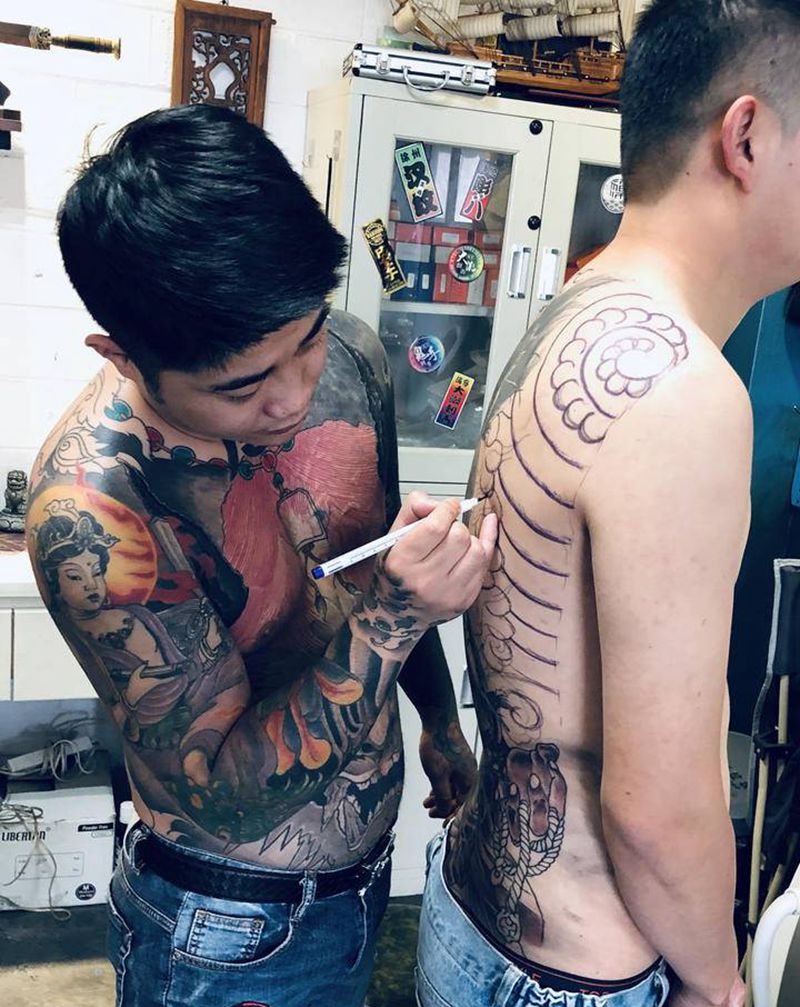 不动明王纹身图片_背部老传统纹身图案