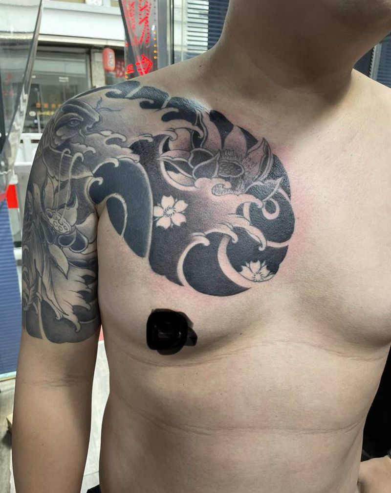 鱼半甲纹身图片_胸部肩部新传统纹身图案