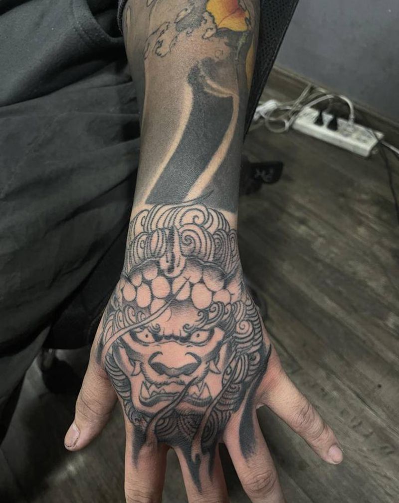 唐狮纹身图片_手部新传统纹身图案